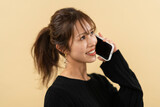 Fototapeta Konie - 携帯電話を使う女性