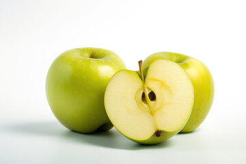 Pommes vertes sur fond blanc