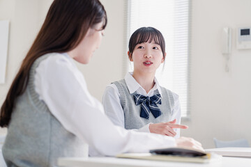 Wall Mural - 教室で休み時間に話す女子高生