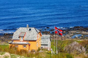 Canvas Print - House by the beach with the Norwegian flag