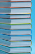 Kolekcja książek w twardych ozdobnych okladkach na niebieskim tle