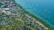 Gardasee in Italien mit Blick auf Campingplätze bei Garda	
