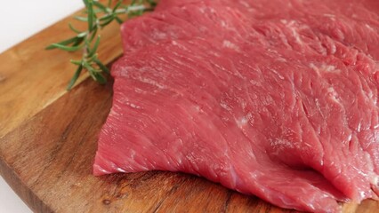 Sticker - plusieurs steaks de bœuf crus, en gros plan, sur une planche à découper	