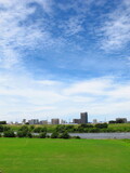 Fototapeta Krajobraz - 夏の江戸川河川敷と対岸の三郷中央のマンション群風景