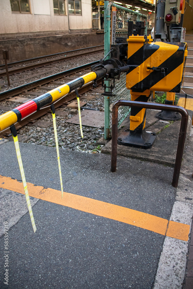 踏切遮断機 踏切の自動遮断機の写真素材 [FYI07814850] | ストックフォトの Qlean