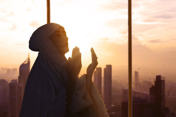 Wall Mural - Silhouette of muslim woman praying to Allah