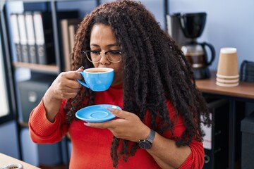 Canvas Print - African american woman business worker drinking coffee at office