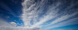 Fototapeta Na sufit - Błękitne niebo z białymi chmurami. Naturalne niebo jako tło. Piękne białe chmury na niebieskim niebie. Tekstura tło. Panoramicznie