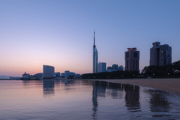 Poster - 福岡県福岡市のシーサイドももち海浜公園の朝焼けと福岡タワー