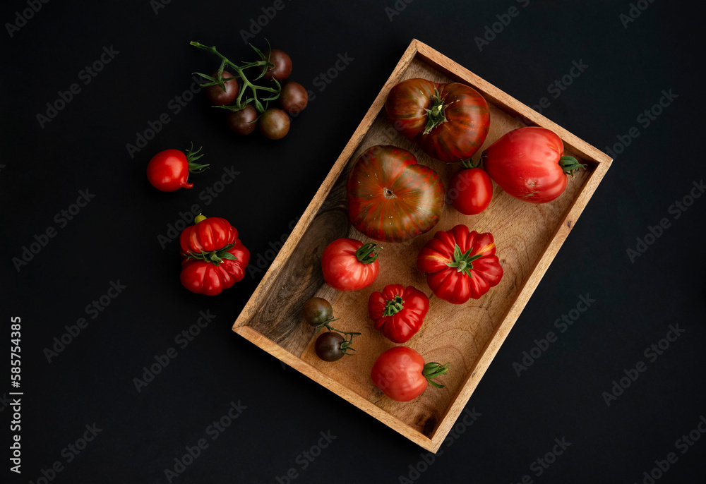 Foto de Stock Kitchen still life, tomatoes of different sizes and ...