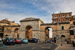 perugia, italien - historisches stadttor mit torbögen