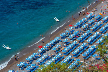 Canvas Print - Blue and white umbrellas at Positano beach in Italy