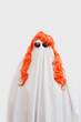 © María Soledad Kubat - Un espectro colorido: Disfraz de fantasma con sábana blanca, lentes y peluca roja