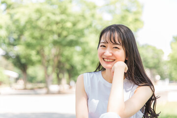 Canvas Print - 新緑の中で頬杖をつく日本人女性（美容・環境・エコ・サスティナブル）
