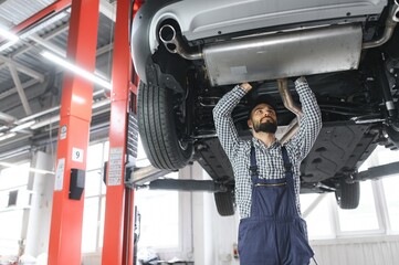 Aufkleber - Auto mechanic working at auto repair shop