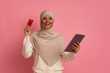 Wall Mural - Online Shopping. Muslim Woman In Hijab Using Credit Card And Digital Tablet