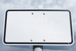 © Karsten - Leeres Schild zur eigenen Gestaltung mit weißen Hintergrund