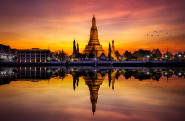 Wall Mural - The famous Buddhist Temple Wat Arun during dusk with reflections in the Chao Phraya Rriver, Bangkok, Thailand