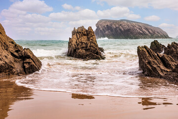 Canvas Print - Snow-white sea foam glistens