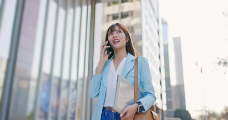 Wall Mural - businesswoman speak on phone