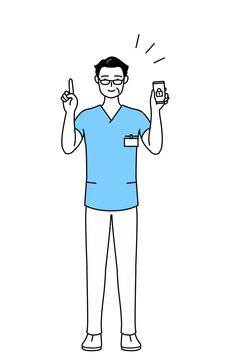 スマホのセキュリティ対策をする中年・シニア男性看護師、理学療法士、作業療法士、言語聴覚士、看護助手