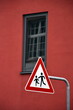 Spielende-Kinder-Schild vor einer roten Hausfassade