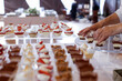© alex.pin - Pasticcere mette in ordine tutte le monoporzioni di dolci sul tavolo