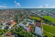 Ausblick auf Mindelheim im Unterallgäu, südliche Stadt mit Maristen-Kolleg, Sportplätzen  und Industrieanlagen