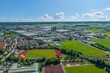 Mindelheim im Luftbild, Blick über die Sportplätze am Maristenkolleg zum Industriegebiet südlich der Bahnlinie