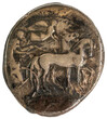 antike griechische Münze: 2 Pferde vor einem Streitwagen im Schritt, darüber Engel Nike