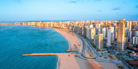 Orla de Fortaleza vista de cima com drone no Por do Sol Skyline 