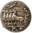 antike griechische Silbermünze: Quadriga im Galopp wird von Engel Nike bekränzt