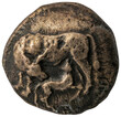 antike griechische Silbermünze aus Korkyra: Kuh mit säugendem Kalb
