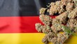 Deutschland Flagge mit Drogen. Close-UP. Das Bild steht für die Leaglisierung in Deutschland von Cannabis / TBC THC / Gras / Weed / Marijuana. Platz für Text. Ideal als Header, Banner oder Wallpaper.
