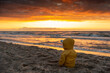 Dziecko oglądające zachód słońca nad Bałtykiem / A child watching the sunset over the Baltic Sea