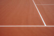 Terrain de tennis en terre battue avec les lignes extérieures blanches