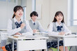 © maroke - 教室で楽しく授業を受ける高校生