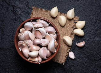 Canvas Print - White garlic on dark stone background