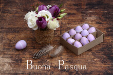 Uova Di Pasqua Viola Con Bouquet Di Fiori E La Scritta Buona Pasqua Sul Vecchio Tavolo Di Legno.