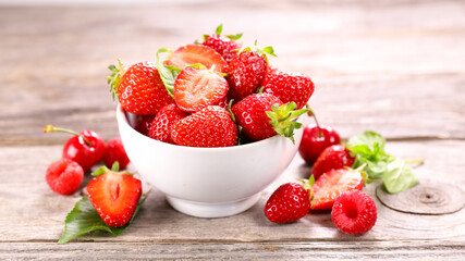 Canvas Print - Bowl of fresh bright strawberry