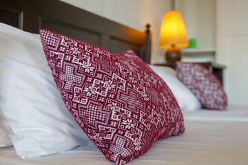 Poster - Retro style bedroom with red pattern pillows on bed