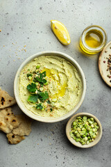 Wall Mural - houmous crémeux fait maison vert pois chiches, sésame et pois cassé