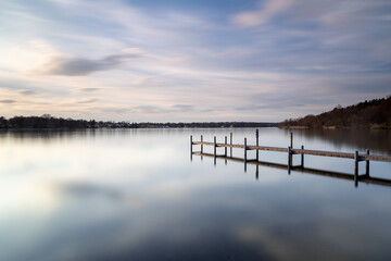 Canvas Print - Langer Holzsteg in ruhigem Gewässer