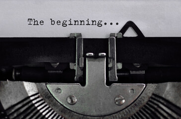 Fototapete - Text The beginning typed on retro typewriter