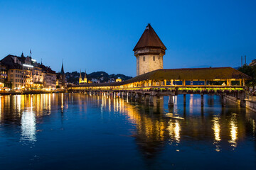 Wall Mural - The beautiful wooden Chapel Bridge (Kapellbrucke) in Lucerne, Switzerland