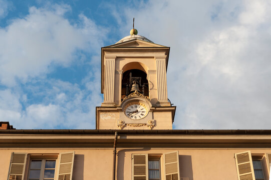 Wall Mural -  - Italia, Torino. Da piazza Gran Madre di Dio panorama urbano chiesa, campanile con orologio. Monte dei Cappuccini
