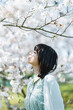 © peach100 - 桜の木の下にいる女性