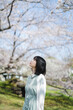 © peach100 - 桜の花を見るショートヘアの女性