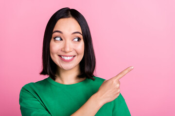 Poster - Portrait of impressed woman straight hairstyle oversize t-shirt look directing to offer empty space isolated on pink color background