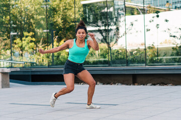 mujer bailando y preparándose para hacer ejercicios y practicar patadas de capoeira. 